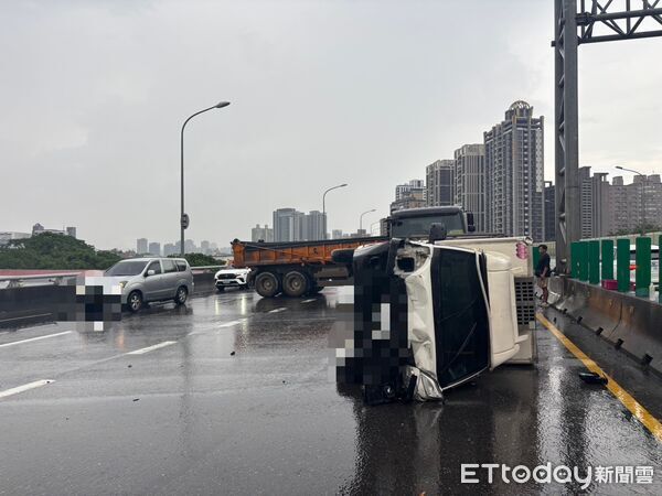 ▲▼台65小貨車與砂石車車禍，造成小貨車撞中央分隔島後側翻             。（圖／記者陳以昇翻攝）