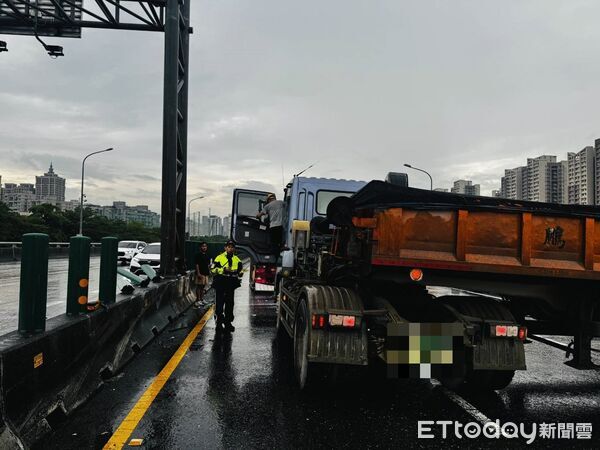 ▲▼台65小貨車與砂石車車禍，造成小貨車撞中央分隔島後側翻             。（圖／記者陳以昇翻攝）