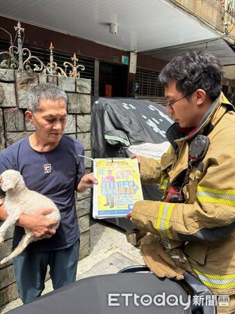 ▲台南市南區健康路二段一處住宅16日中午發生廚房火警，消防人員獲報趕往處理。（記者林東良翻攝，下同）