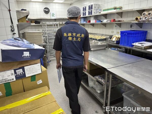 IKEA餐廳鮭魚肉藏塑膠片！情侶腹痛求償 業者認錯衛生局開罰