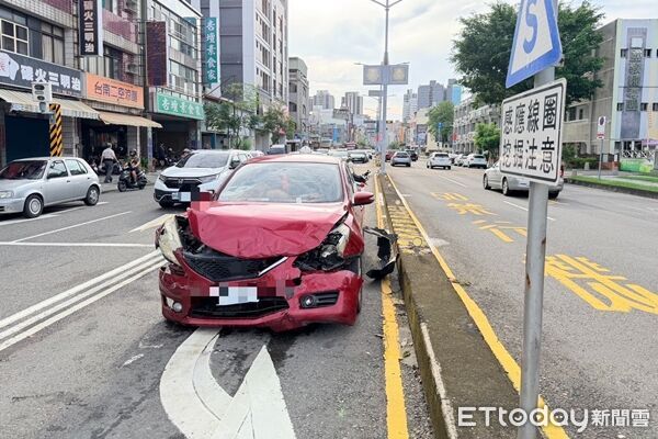 ▲▼高雄連環車禍。（圖／記者吳奕靖翻攝）