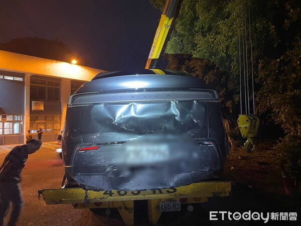 特斯拉五楊高架被撞…他們竟從路肩跑了 警攔車3人身分曝光