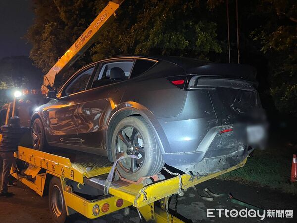 ▲▼特斯拉五楊高架被撞，駕駛乘客竟下車跑了3人身分曝光。（圖／記者楊熾興翻攝）
