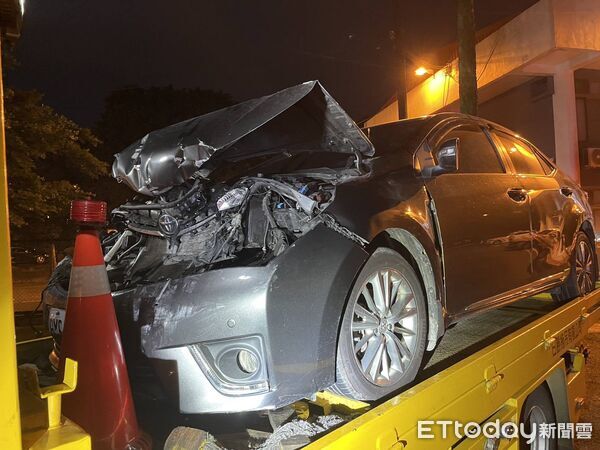 ▲▼特斯拉五楊高架被撞，駕駛乘客竟下車跑了3人身分曝光。（圖／記者楊熾興翻攝）