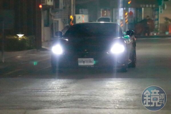 本刊直擊，趙建銘喜愛收藏名車，深夜開著法拉利跑車回家。