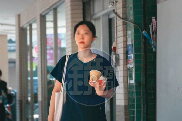 直擊許芊芊超幸福 老公牽牢牢接送