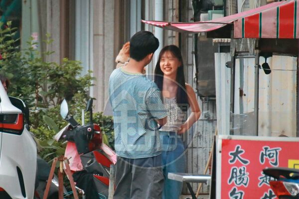本刊直擊，許芊芊和老公婚後幸福，放假常一起外出遊玩。