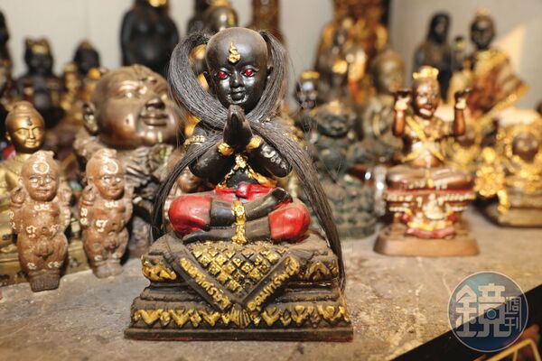 許多青少年為了招桃花或防霸凌,供養泰國古曼童(圖),恐惹禍上身。