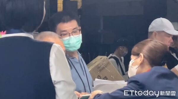 ▲趙建銘17日凌晨現身小港機場，搭乘7點半飛往越南胡志明市的班機離台。（圖／記者吳奕靖翻攝，下同）