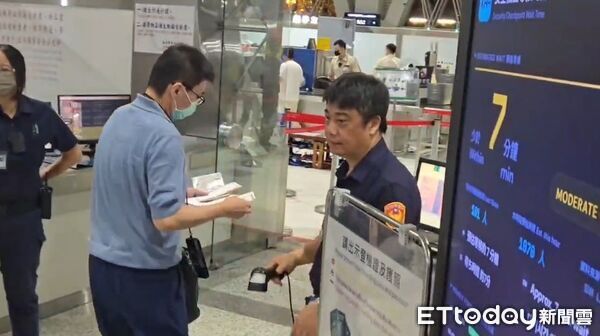 ▲趙建銘17日凌晨現身小港機場，搭乘7點半飛往越南胡志明市的班機離台。（圖／記者吳奕靖翻攝，下同）