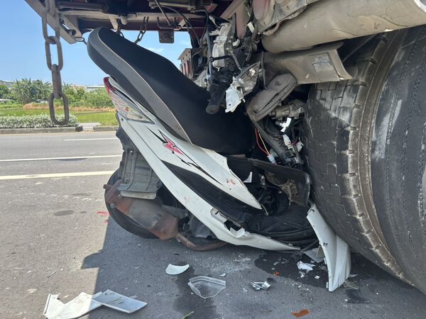 ▲ 砂石車停在避車彎待維修,機車轉彎時高速衝撞砂石車尾,騎士和機車鑽進車底,當場車毀人亡。(圖/記者楊永盛翻攝)