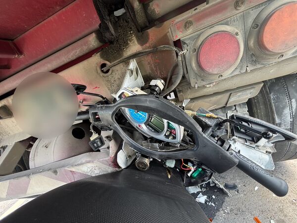 ▲ 砂石車停在避車彎待維修,機車轉彎時高速衝撞砂石車尾,騎士和機車鑽進車底,當場車毀人亡。(圖/記者楊永盛翻攝)