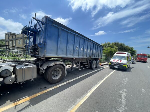 ▲ 砂石車停在避車彎待維修,機車轉彎時高速衝撞砂石車尾,騎士和機車鑽進車底,當場車毀人亡。(圖/記者楊永盛翻攝)