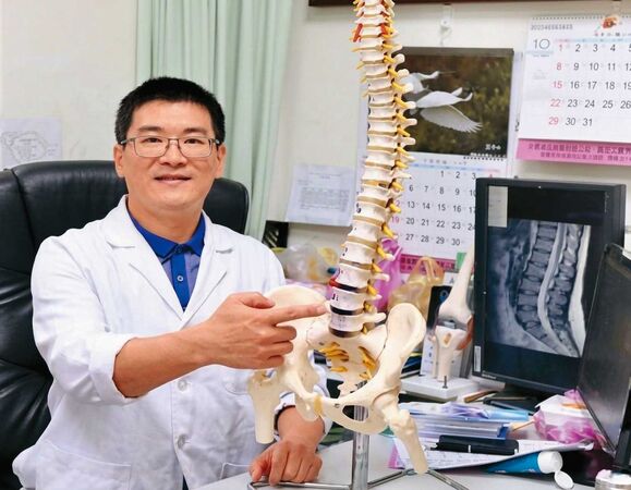 趙建銘從台開案爆發後不久,舉家搬至台南並開設骨科診所,不少人慕名而來,專程南下找他看病。(翻攝陳水扁勇哥物語臉書)