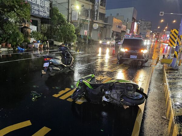 ▲彰化市彰南路機車迴轉與直行機車對撞釀3傷送醫。（圖／記者唐詠絮翻攝）
