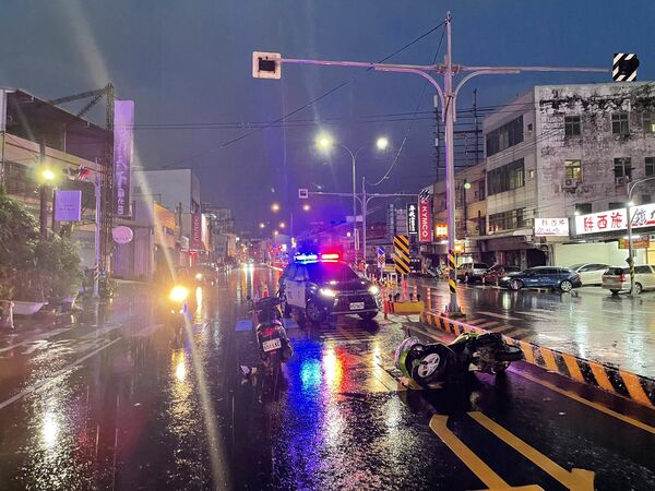 ▲彰化市彰南路機車迴轉與直行機車對撞釀3傷送醫。（圖／記者唐詠絮翻攝）