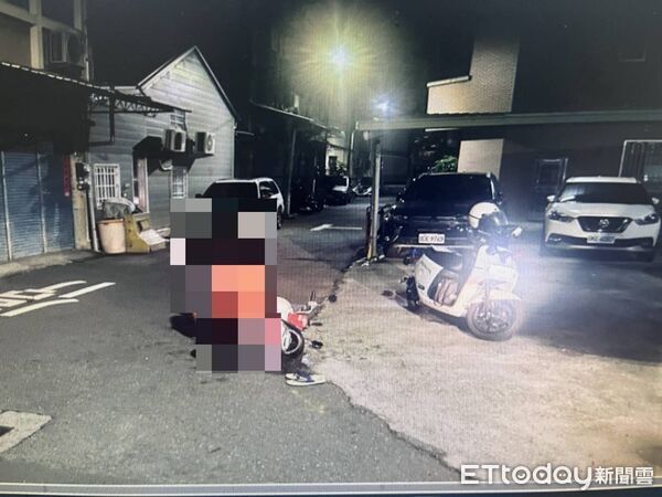 ▲64歲林姓男子騎機車自摔後，人車倒在巷口，警方到場對林男實施酒測，結果超過法定標準值，全案依公共危險罪嫌送辦。（記者林東良翻攝，下同）