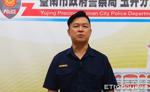 ▲台南市南化區16日發生持刀命案，36歲戴姓男子倒臥道路旁，經救護人員急救仍宣告不治，警方緝獲涉嫌行兇的李嫌依殺人罪嫌送辦。（記者林東良翻攝，下同）