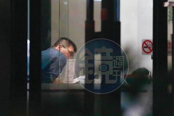本刊直擊，趙建銘休診後，常常在診所待很晚才回家。