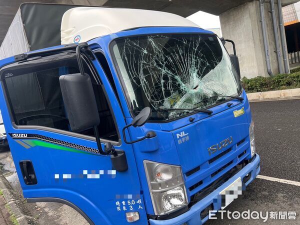 ▲▼聯結車停等紅燈時突然向後滑行，鋼管差點插爆後方小貨車的擋風玻璃。（圖／記者許宥孺翻攝）