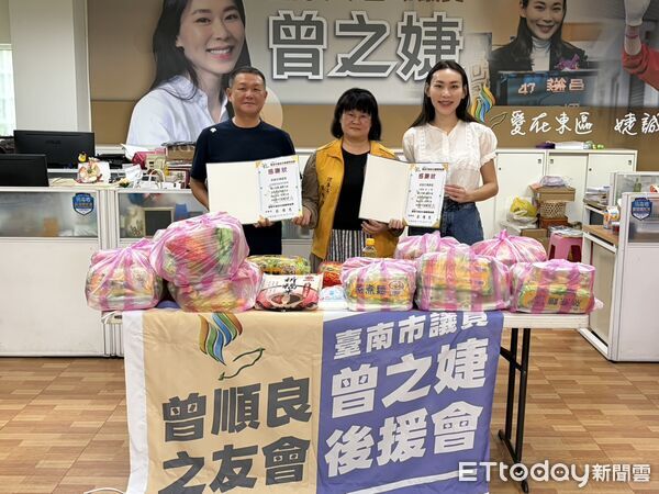 ▲聖巡堂台南金虎爺會成立屆滿10周年，將各地宮廟賀壽禮品整理成200份民生物資捐助弱勢。（記者林東良翻攝，下同）