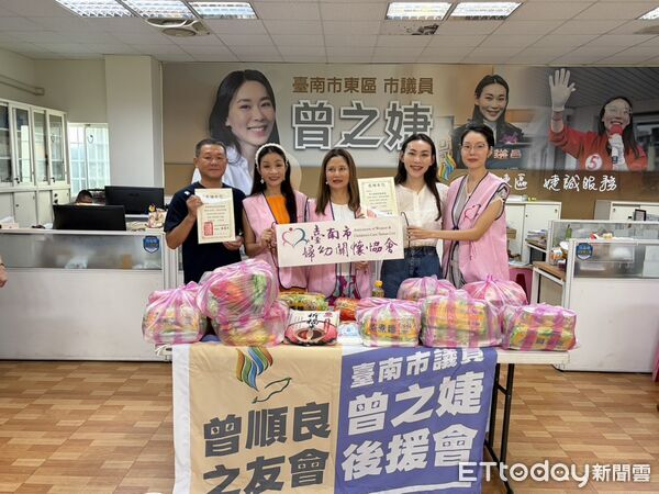 ▲聖巡堂台南金虎爺會成立屆滿10周年，將各地宮廟賀壽禮品整理成200份民生物資捐助弱勢。（記者林東良翻攝，下同）