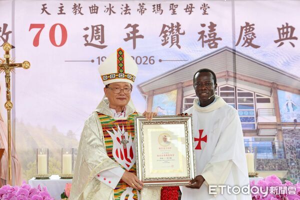 ▲天主教曲冰法蒂瑪聖母堂歡慶開教70週年鑽禧,副縣長王瑞德代表縣長許淑華致意祝福。(圖/南投縣政府提供)