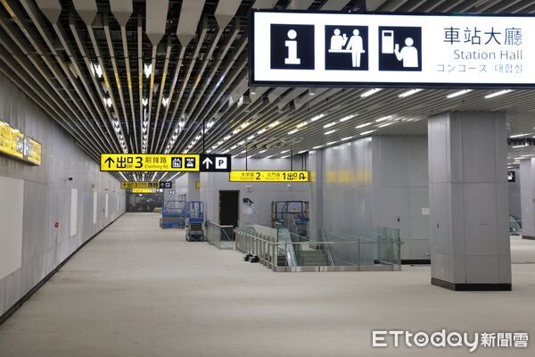 ▲台南市長黃偉哲17日上午前往台南車站地下化工程現場，視察各項設施及工程進度。（記者林東良翻攝，下同）