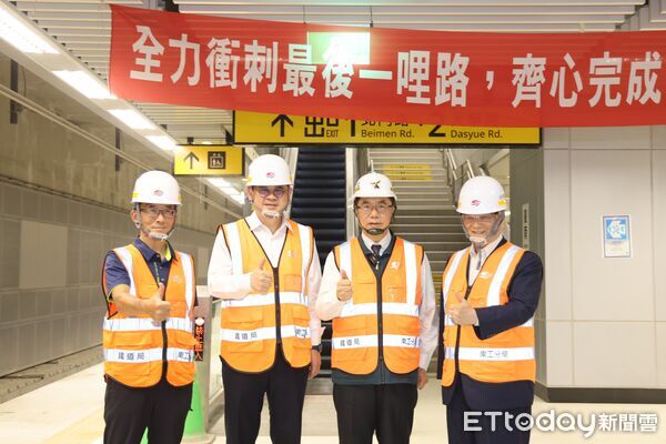 ▲台南市長黃偉哲17日上午前往台南車站地下化工程現場，視察各項設施及工程進度。（記者林東良翻攝，下同）