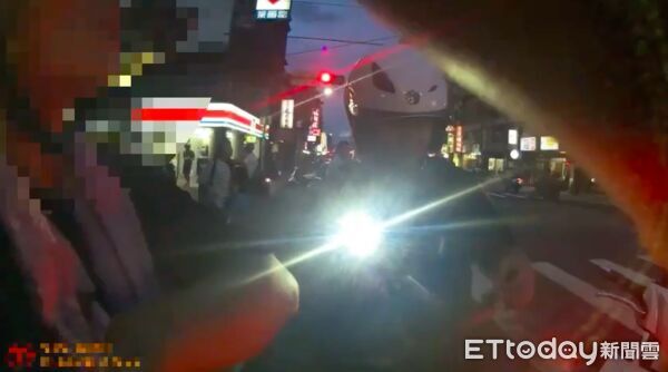 ▲▼曾男無照轉彎未打方向燈又夜間沒開大燈遭警攔查,曾男身體抖動拒絕員警唾液快篩,曾男用頭撞擊地面企圖自殘, 。(圖/記者陳以昇翻攝)