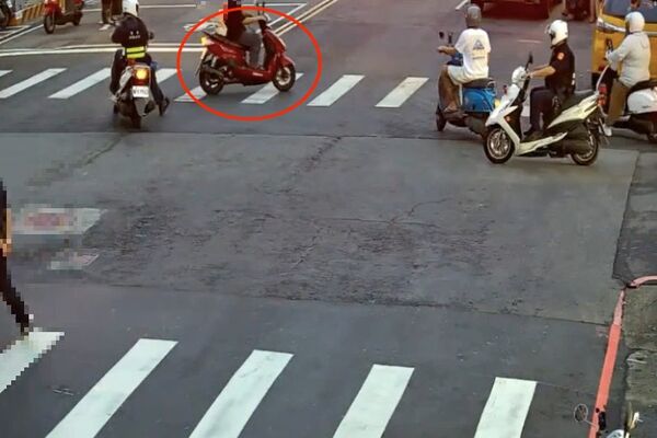 ▲▼曾男無照轉彎未打方向燈又夜間沒開大燈遭警攔查,曾男身體抖動拒絕員警唾液快篩,曾男用頭撞擊地面企圖自殘, 。(圖/記者陳以昇翻攝)