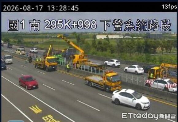 ▲國道1號北上296公里台南下營路段發生雙氧水槽車翻覆事故，消防人員到場搶救。（民眾提供，下同）
