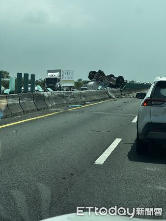 ▲國道1號北上296公里台南下營路段發生雙氧水槽車翻覆事故，消防人員到場搶救。（民眾提供，下同）