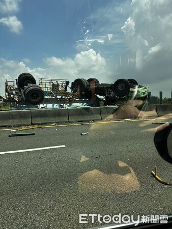 ▲國道1號北上296公里台南下營路段發生雙氧水槽車翻覆事故，消防人員到場搶救。（民眾提供，下同）