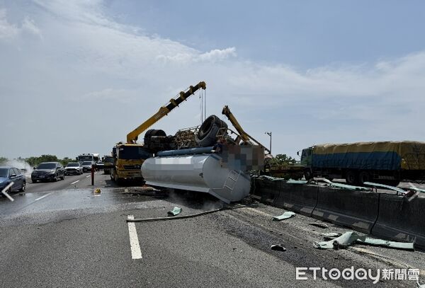 ▲國道1號北上296公里台南下營路段發生雙氧水槽車翻覆事故，消防人員到場搶救。（民眾提供，下同）