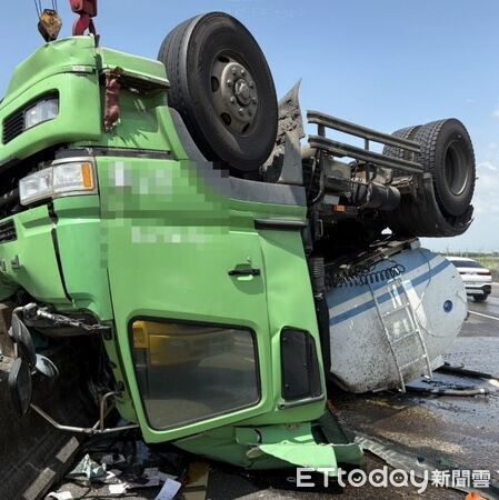 ▲國道1號北上296公里台南下營路段發生雙氧水槽車翻覆事故，消防人員到場搶救。（民眾提供，下同）