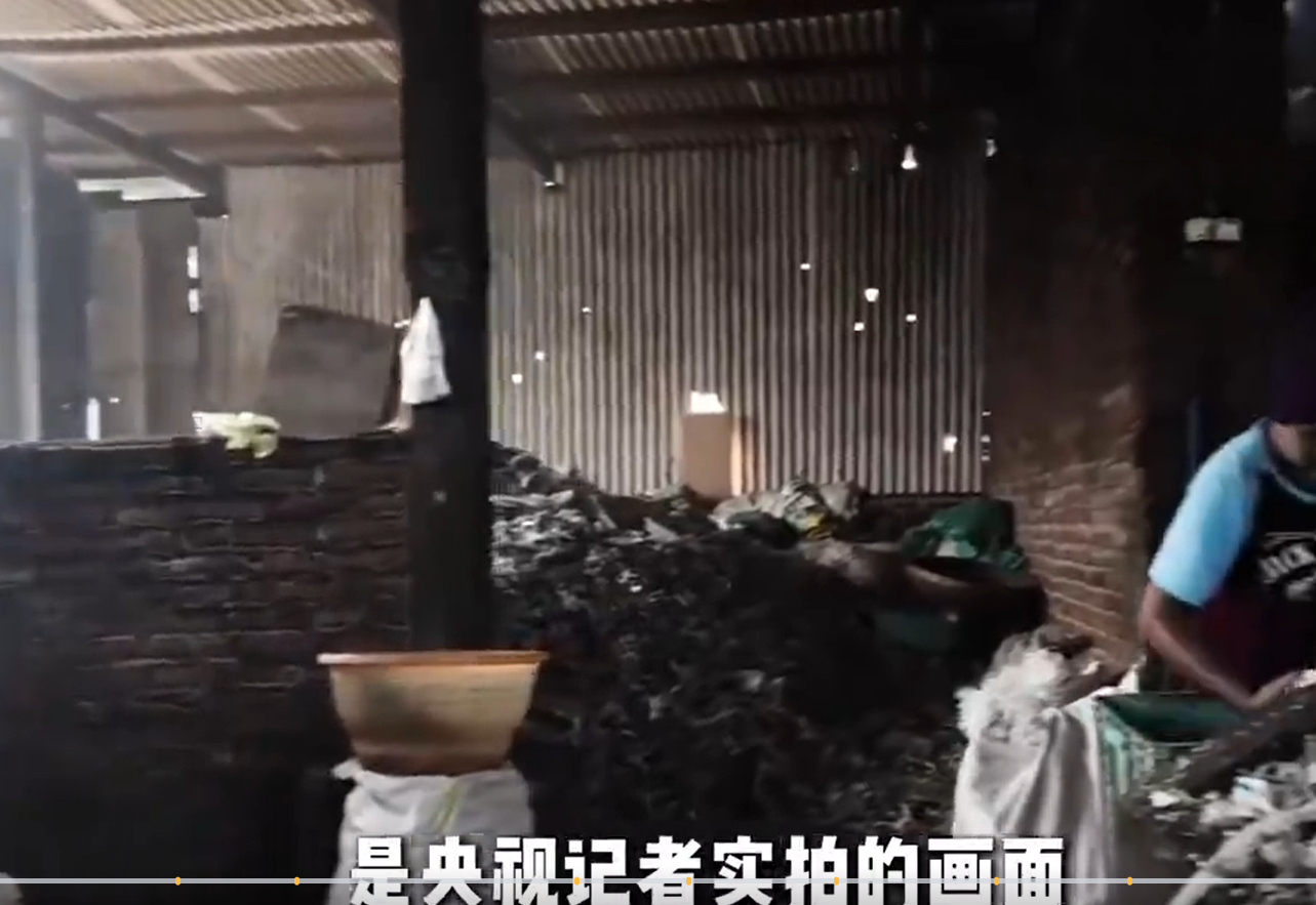 ▲▼央視曝光軟手機殼黑市「加工」畫面。（圖／翻攝自微博）