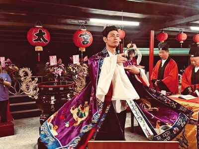 八點檔男星當乩身10年「爬刀梯」考道士!目睹鬼上身…震撼:少女切換3人格