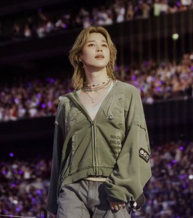 BTS Jimin驚喜獻吻女粉絲!熱情摸頭擁抱 她激動喊:我被親了