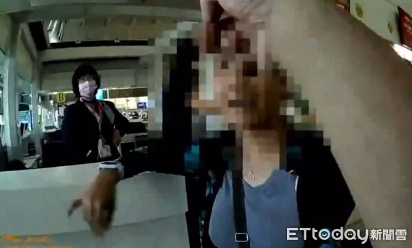 ▲▼簽證過期不能飛!越籍女高雄機場暴走砸櫃檯 對警拳打腳踢暴力畫面曝。(圖/記者許宥孺翻攝)