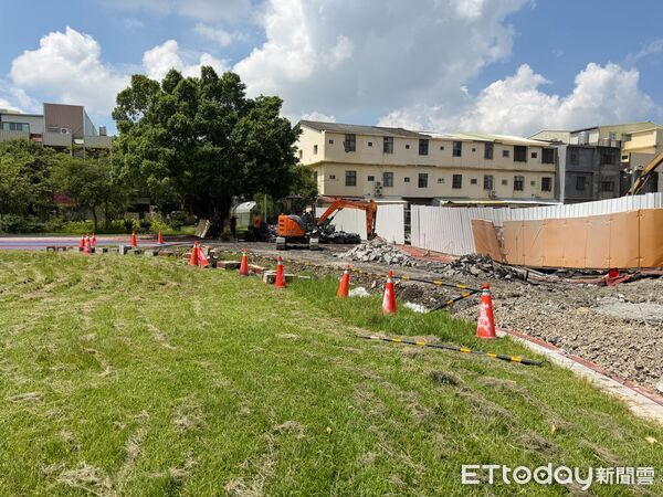 ▲▼龍井區的建地1年崩塌3次,市議員張家銨要求市府應更積極審查復工標準。(圖/張家銨提供)