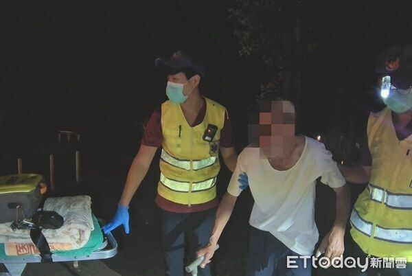 ▲員警立即通報119到場送醫,並在旁陪伴、安撫。(圖/中壢警分局提供)