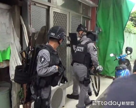 ▲台南市刑大溯源破獲販毒據點，查扣安非他命逾半公斤等毒品，估計市價約358萬元。（記者林東良翻攝，下同）