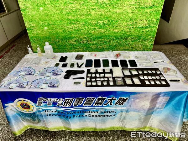 ▲台南市刑大溯源破獲販毒據點，查扣安非他命逾半公斤等毒品，估計市價約358萬元。（記者林東良翻攝，下同）