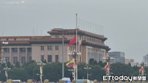影／陸前總理朱鎔基遺體今火化 直擊駕駛卡天安門路上拍「降半旗」紀念