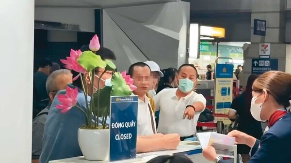 2026/08/17 趙建銘友人要求記者「別再一直拍了」，陳幸妤認出此人是趙的昔日獄友，巧合的是，本刊直擊對方與趙建銘繫戴同款LV皮帶（黃圈處），且常夜訪趙，可見雙方交情深厚。