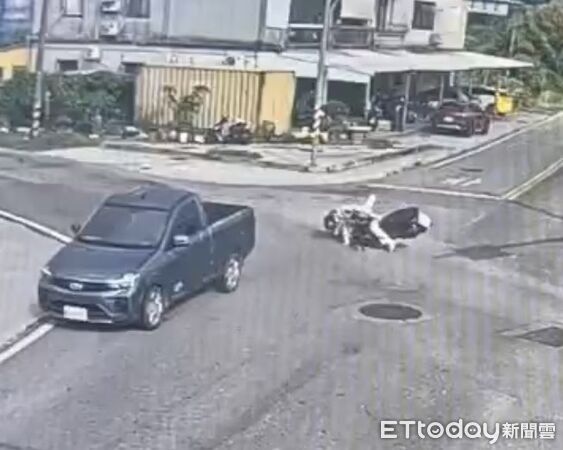 ▲▼金門縣金湖鎮發生一起自小貨車與機車碰撞交通事故。（圖／金門縣警察局金湖分局提供）