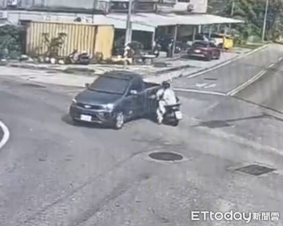 金門士校路口自小貨車、機車碰撞 姊妹倒地受傷送醫