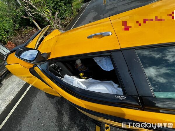 ▲成功鎮白蓮路18日上午發生計程車翻覆事故，警消獲報後迅速趕赴現場展開救援。（圖／記者楊晨東翻攝）