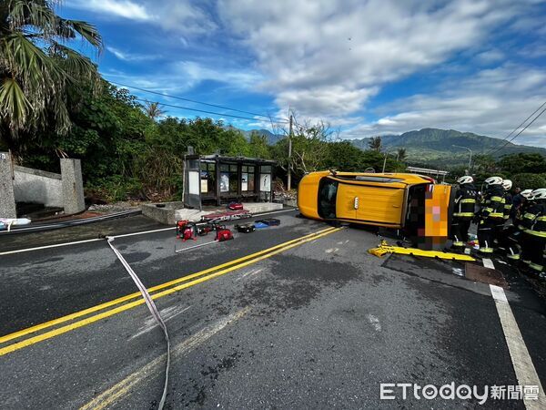 台東成功計程車失控側翻！59歲男駕駛受困...警消搶救送醫